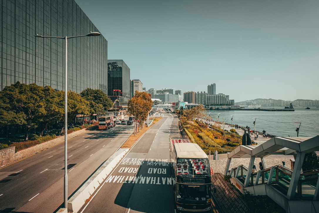 香港海边道路与城市建筑